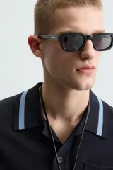 Polo de hombre relaxed fit, tejido de punto con viscosa, color azul marino. Tiene cuello solapa con cierre frontal de botonadura, manga corta, bolsillo de parche en el pecho y rib en los puños y el bajo.