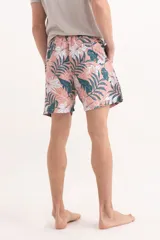 Short de baño para hombre con estampado de hojas tropicales en tonos rosa oscuro, verde azulado y blanco. Presenta cintura elástica con cordón de ajuste blanco.