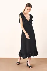 Vestido midi negro con escote en V, mangas cortas con volados y lazo ajustable en la cintura.