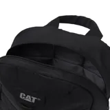 Mochila negra con estampado geométrico, logo de Caterpillar en el frente, anillo en D, tiradores de cremallera negro mate, tirantes ajustables de malla elástica, bolsillo portaobjetos y ranuras para bolígrafos en el compartimento principal, compartimento trasero principal con bolsillo acolchado para un portátil.