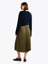 Falda midi color verde militar, plisada, con cintura elástica con logo de Tommy Hilfiger.