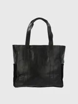 Bolso tipo tote Hush Puppies color negro, con paneles de cuero sintético texturizado y gamuza. Tiene doble asa de hombro, bolsillo frontal y detalle de borla decorativa.