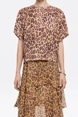 Camiseta de algodón con estampado animal print de leopardo. Corte boxy, escote redondo, manga corta y pliegues en el hombro.