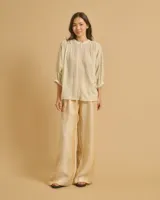 Camisa color crema, de corte holgado, con cuello mao y mangas 3/4 abullonadas.