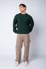 Pantalón cargo negro de corte relaxed fit y tiro medio, con múltiples bolsillos y costuras a contraste en color blanco.