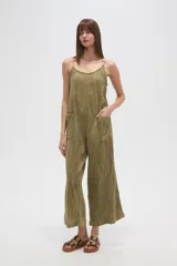 Mono de algodón negro, estilo lencero, con tirantes finos, escote en V y bolsillos frontales. El calce es holgado y presenta un cordón ajustable en la cintura.