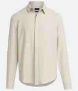 Camisa de manga larga color crema, de corte recto y cuello camisero.