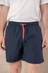 Short de baño azul marino con cintura elástica y cordón de ajuste naranja.