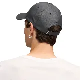Gorra Puma ESS Metal Cat BB color gris con logo metálico de Puma en el lateral.