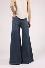 Pantalón de jean azul oscuro, de corte wide leg.