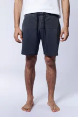 Short de baño azul marino con cintura elástica y cordón ajustable.