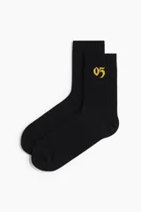 Pack de cinco pares de medias deportivas acanaladas en colores negro, gris oscuro, gris claro, blanco y azul oscuro. Cada par tiene un número bordado en el tobillo. Confeccionadas con tejido DryMove™ que ayuda a absorber el sudor.