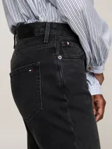 Pantalón de jean negro de corte ajustado, tiro alto y largo tobillero.