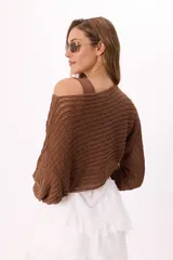 Buzo color crema tejido calado de manga larga con musculosa marrón incluida.