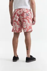 Short de baño largo a rayas verticales en tonos rosa, azul y blanco. Tiene cintura elástica con cordón ajustable, dos bolsillos laterales y uno trasero.