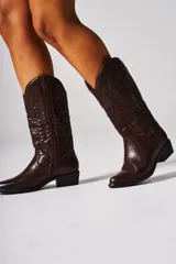 Bota de cuero color chocolate con bordado decorativo, caña media y taco bajo.