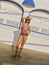 Malla enteriza con estampado de piel de serpiente en tonos marrones, escote cuadrado, espalda semi alta y corte lateral con volados.