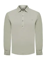 Camisa manga larga color verde claro, con cuello camisero, abotonadura parcial y logo bordado en el pecho.