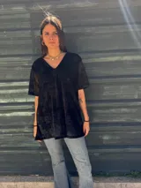 Remera negra con brillo dorado, de mangas cortas y escote en V.