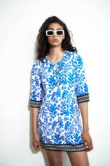 Túnica de color azul con estampado floral en tonos blancos, de manga tres cuartos y corte relajado.