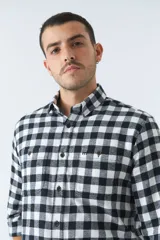 Camisa de viyela roja y azul marino a cuadros, corte slim, con logo bordado, bolsillos con botón y manga larga.