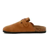 Zueco casual color camel con hebilla ajustable y suela baja.