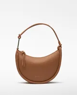 Bolso de hombro color marrón claro, con textura napa, un compartimento, cierre de cremallera, bolsillo interior con cierre de cremallera, asa tubular con pieza metálica y logo grabado.