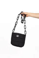 Bolso negro tipo acolchado, con cadena plástica y medidas de 20x20 cm, ideal para lo esencial del día a día.