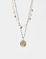 Collar corto dorado de doble cadena, una con cuentas esmaltadas azules y otra con dijes circulares. Incluye dije de caracol dorado.
