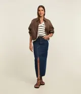 Falda midi de denim azul oscuro, corte recto, con talle alto, trabillas para cinturón, bolsillos y una abertura frontal pronunciada que llega hasta la mitad de la pierna.