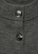 Cárdigan gris de punto con cuello redondo, cierre frontal con botones, puños elásticos y corte recto.