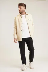 Pantalón de jean de corte recto color beige.