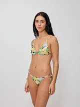 Parte inferior de bikini color negro, estilo vedetina con cordones ajustables a los costados.