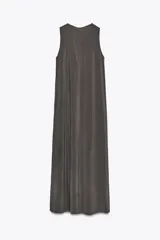 Vestido largo gris oscuro, de cuello redondo y sin mangas.