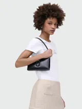 Bandolera Marc Jacobs modelo The Snapshot DTM Convertible Shoulder Bag, color negro con logo doble J metálico al frente.