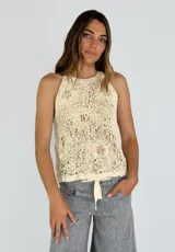 Musculosa beige de hilo calado con cuello redondo y sisas amplias.