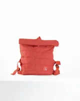 Mochila acolchada color ladrillo con cierre superior enrollable, correas ajustables y logo estampado en blanco.