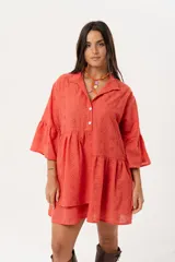 Vestido corto color coral con cuello mao, botones hasta la cintura y mangas con volados.