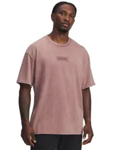 Remera manga corta color borgoña con efecto lavado. Tiene corte holgado y logo de Project Rock en el pecho.