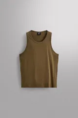 Musculosa deportiva color verde oliva, de corte regular fit, con cuello redondo amplio y sisa ancha.