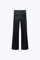 Pantalón de jean negro de tiro medio, corte bootcut y cinco bolsillos.