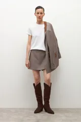 Remera blanca de manga corta y escote redondo, de corte recto y ajuste estándar.