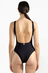 Malla entera negra con escote cuadrado y cinturón blanco con dije de tigre.