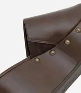 Sandalia marrón de cuero sintético con plataforma y remaches plateados.