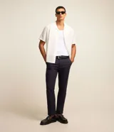 Pantalón de vestir color gris claro, de corte slim fit y largo cropped.