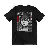 Remera negra con diseño inspirada en anime y texto en rojo, confeccionada en 100% algodón.