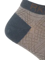 Calcetines tobilleros grises con diseño geométrico en marrón y puntera y talón en azul.