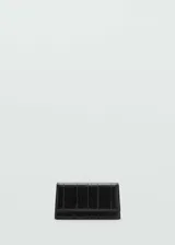 Bolso de mano negro con efecto piel y textura de cocodrilo. Tiene diseño rectangular, tamaño pequeño, bandolera y cierre de solapa con botón magnético.