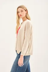Sweater beige de tejido mezcla de cashmere, calce holgado y bordado de corazón rojo con la palabra 'amour' en el frente.