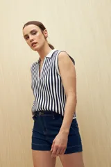 Short de jean celeste con bolsillos delanteros y traseros.